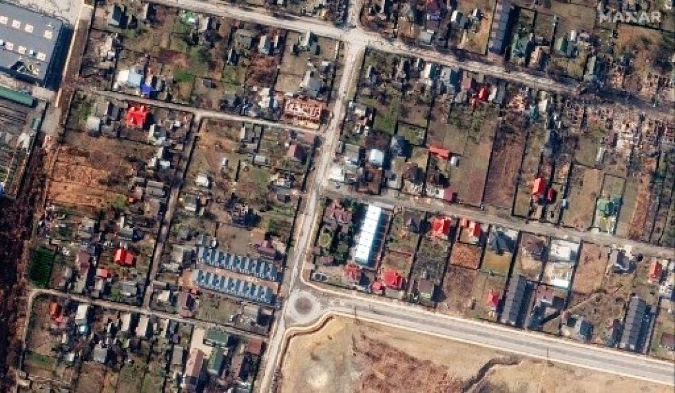 Fotografías satelitales publicadas este lunes parecen refutar las afirmaciones rusas de que se encontraron cadáveres vestidos de civil en Bucha. MAXAR TECHNOLOGIES / AFP 