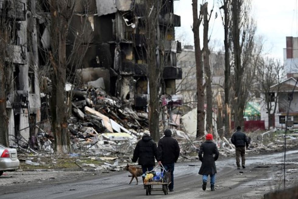 Civiles caminan en medio de una zona destruida por bombardeos en la ciudad ucraniana de Borodianka, al noroeste de Kiev.