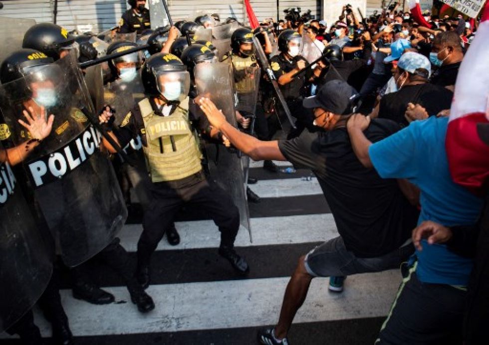 Manifestantes chocan con la Policía antidisturbios durante una protesta contra el gobierno del presidente de Perú, Pedro Castillo, en Lima.