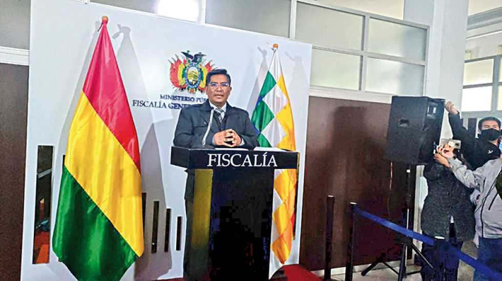INFORME. El secretario general de la Fiscalía, Edwin Quispe en la conferencia de prensa, ayer.