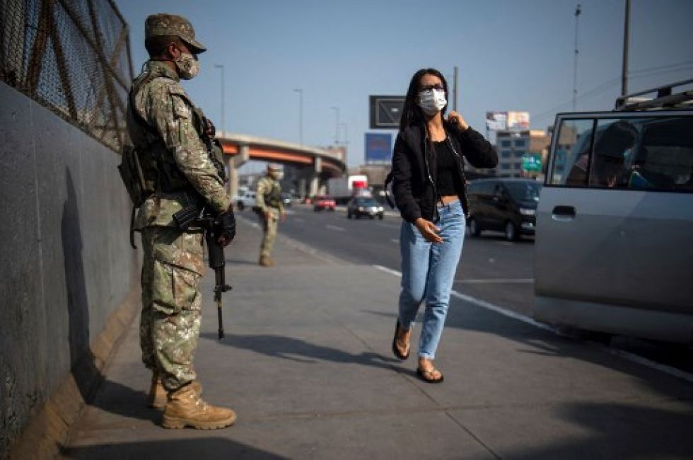 La capital peruana amaneció este martes bajo un fuerte resguardo militar, luego del toque de queda impuesto por el gobierno de Pedro Castillo.