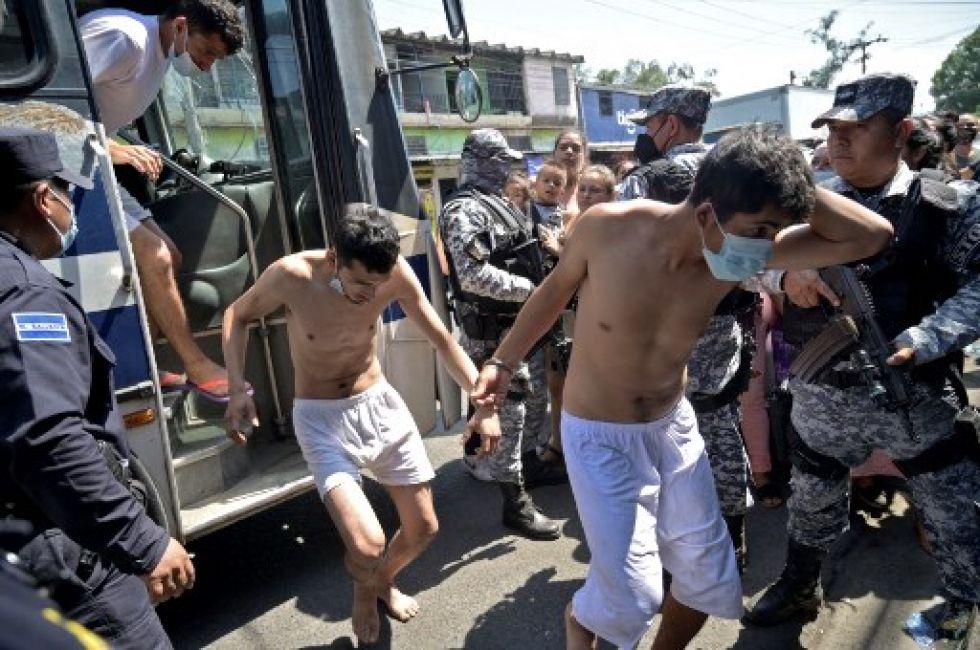 Policías detienen a un grupo de personas que son acusadas de pertenecer a pandillas juveniles, conocidas por la comisión de delitos.