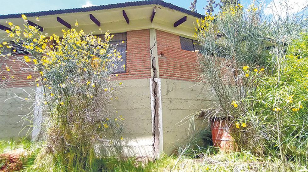 PELIGRO. Así se ve una de las rajaduras que presenta la infraestructura de este centro educativo.