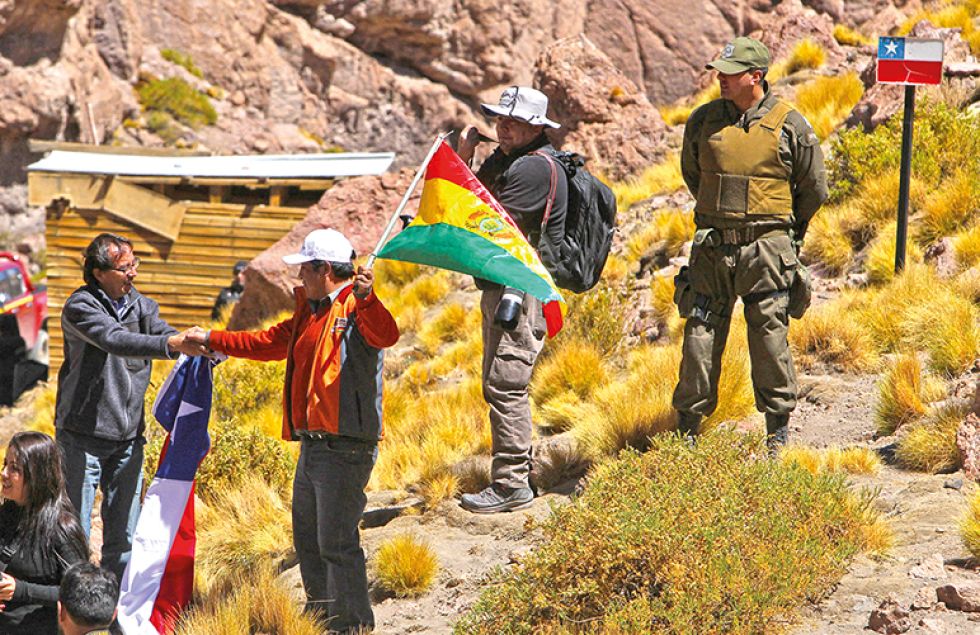 RESPETO. Un chileno y un boliviano se dan la mano en la frontera. Foto tomada en 2016.