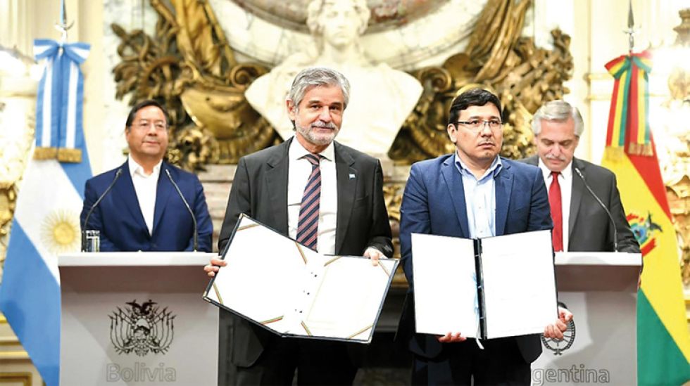 ACUERDO. El ministro de Hidrocarburos, Franklin Molina, y su par argentino Daniel Filmus (i) Danial Filmus firmaron el entendimiento.
