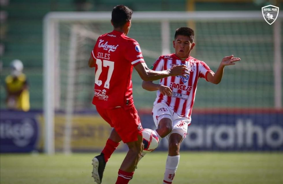 Un pasaje del partido entre Royal Pari e Independiente en el estadio Tahuichi de Santa Cruz.