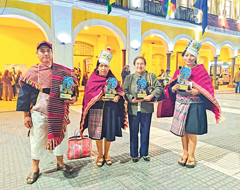 ALEGRÍA. Cuatro de los cinco ganadores chuquisaqueños, en la plaza 14 de Septiembre.