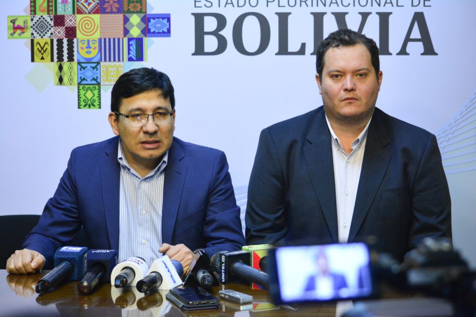 El ministro de Hidrocarburos, Franklin Molina, y el presidente de YPFB, Armin Dorgathen.