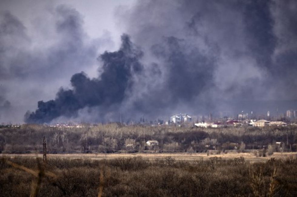 El humo se eleva sobre la ciudad de Rubizhne, región de Donbás, el 7 de abril de 2022, en medio de la invasión militar de Rusia.