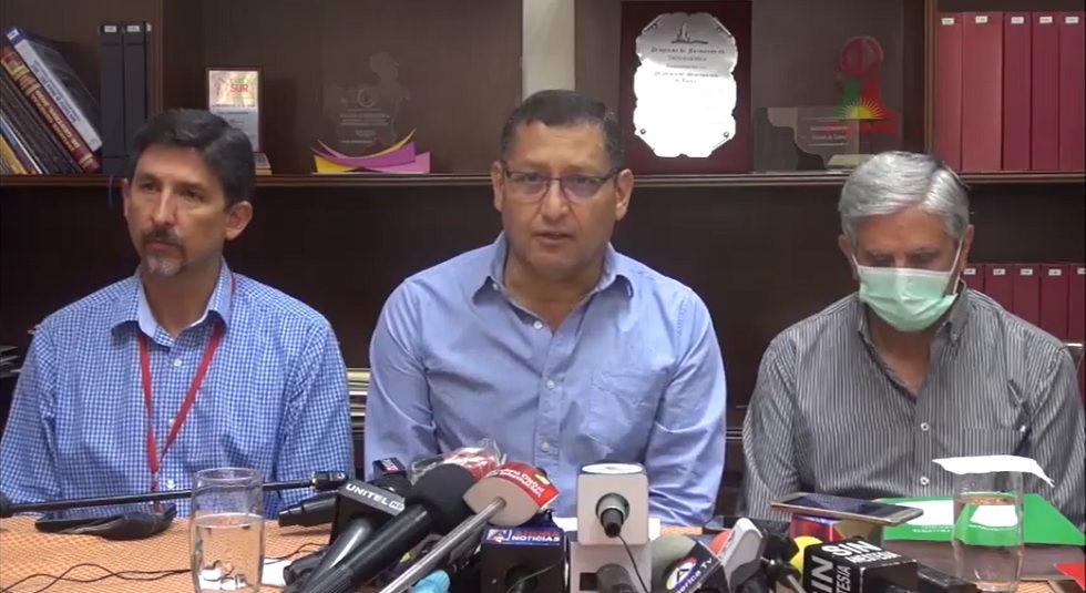 El gobernador de Tarija, Óscar Montes (c), brindó este lunes una conferencia de prensa.