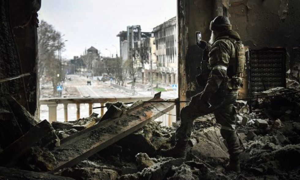 Un soldado ruso patrulla este martes en el teatro dramático de Mariupol, bombardeado el 16 de marzo pasado.
