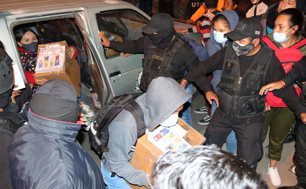 El ingreso de ánforas al centro de cómputo en la Casa Universitaria de la Cultura.