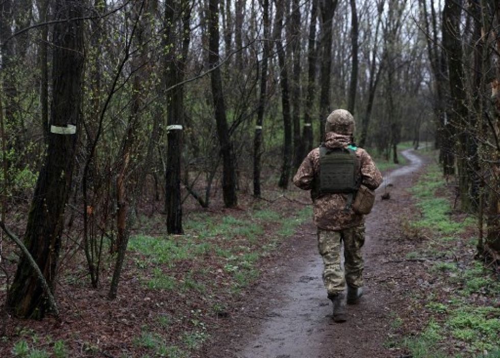 Un militar ucraniano patrulla no lejos de la ciudad de Nueva York, región de Donetsk.