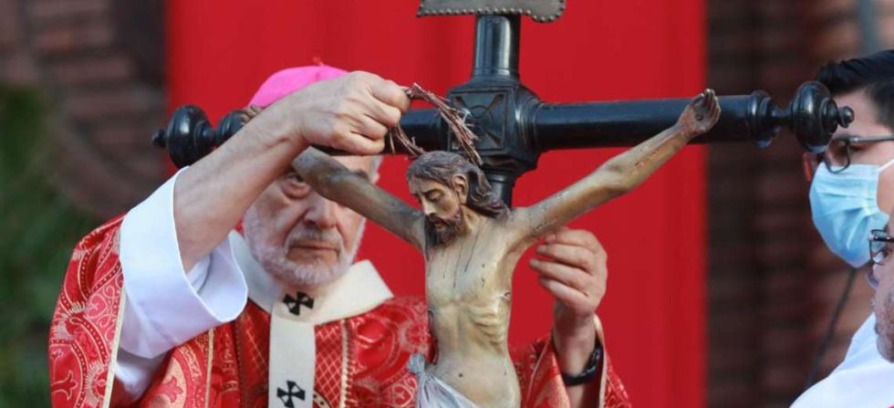 El arzobispo de Santa Cruz emitió su mensaje ante cientos de feligreses que se congregaron este Viernes Santo.