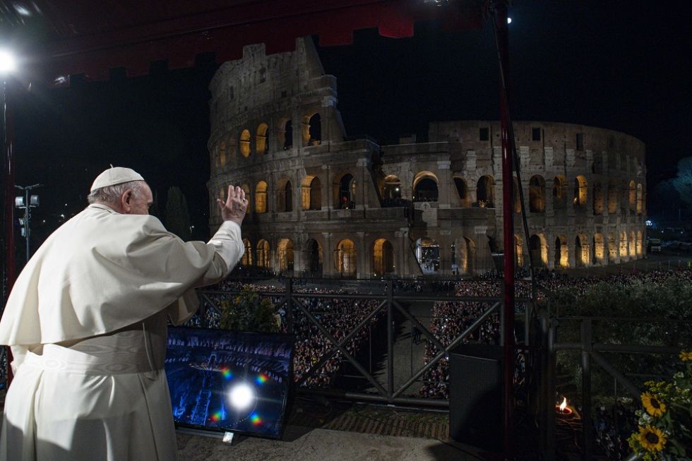 El papa Francisco, durante el sugestivo Viacrucis nocturno alrededor del Coliseo romano.