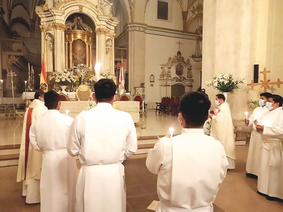 CEREMONIA. Celebración de la Vigilia Pascual en la Catedral Metropolitana, anoche.