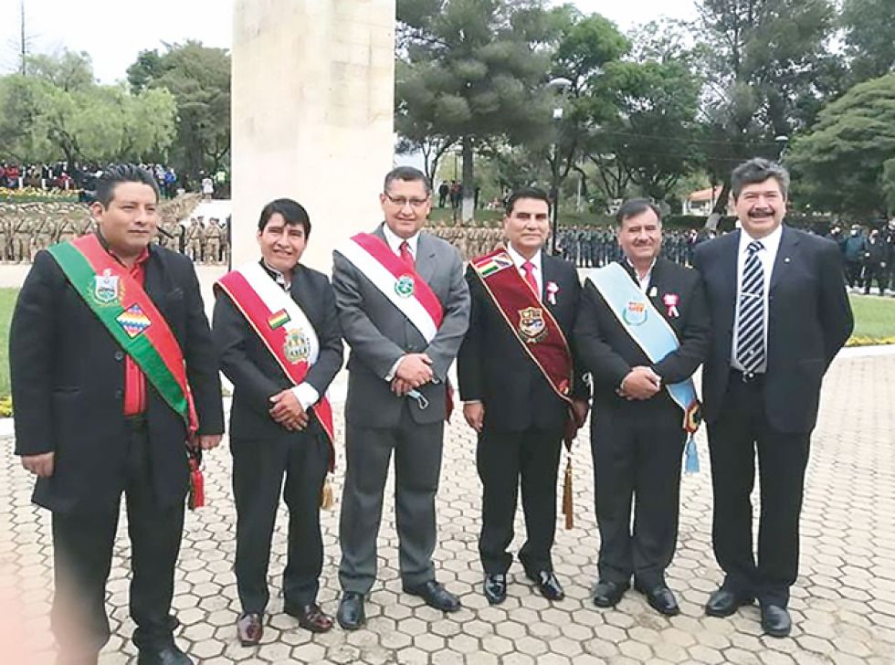 DIÁLOGO. Los gobernadores de Chuquisaca y Tarija (centro) durante un encuentro en Tarija.