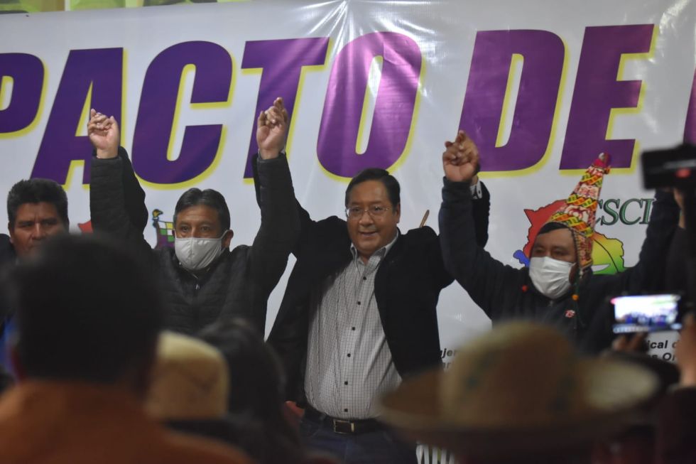 David Choquehuanca (2i) y Luis Arce (3i) al final de la reunión del Pacto de Unidad.