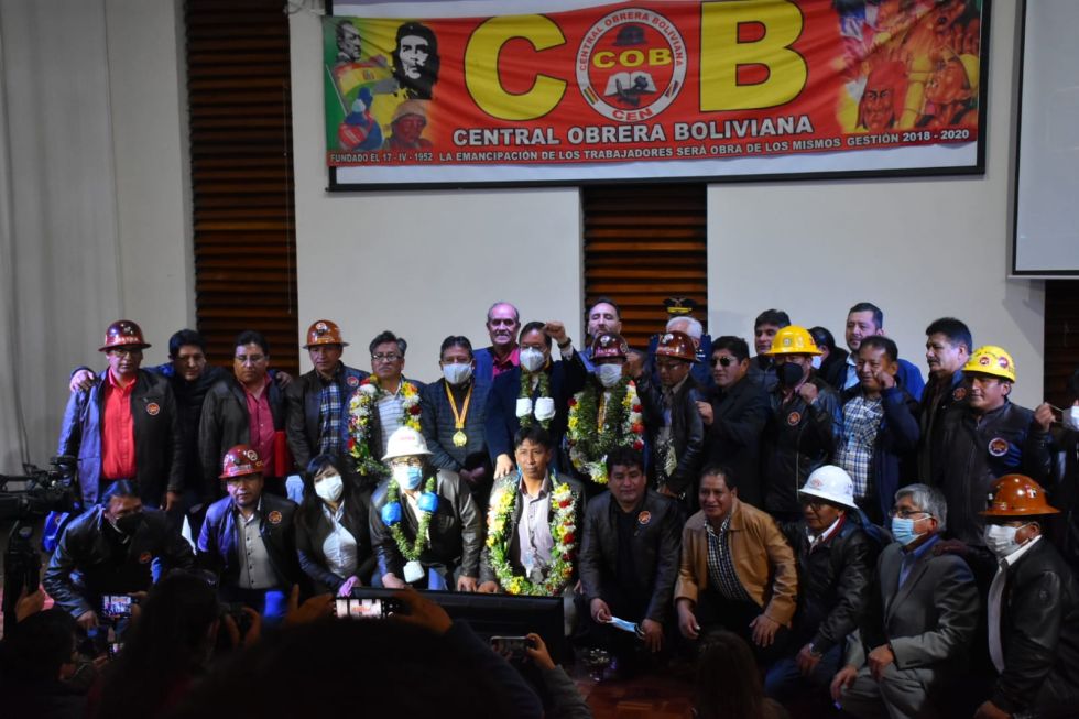 Al centro, el presidente Luis Arce y el vicepresidente David Choquehuanca junto con miembros de la COB.