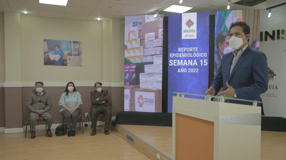 El ministro Jeyson Auza (d) en conferencia de prensa con otras autoridades del Ministerio de Salud.