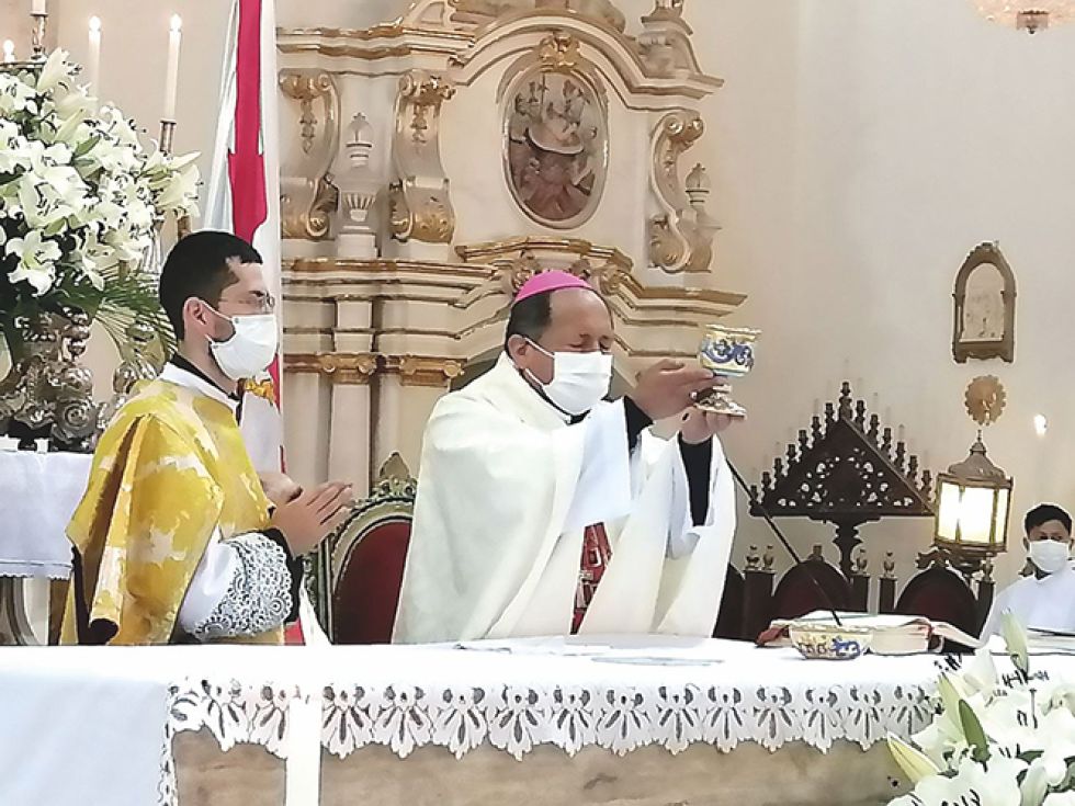 ALEGRÍA. El arzobispo de Sucre, monseñor Ricardo Centellas, celebró la misa de Pascua en la Catedral con la presencia de cientos de feligreses.