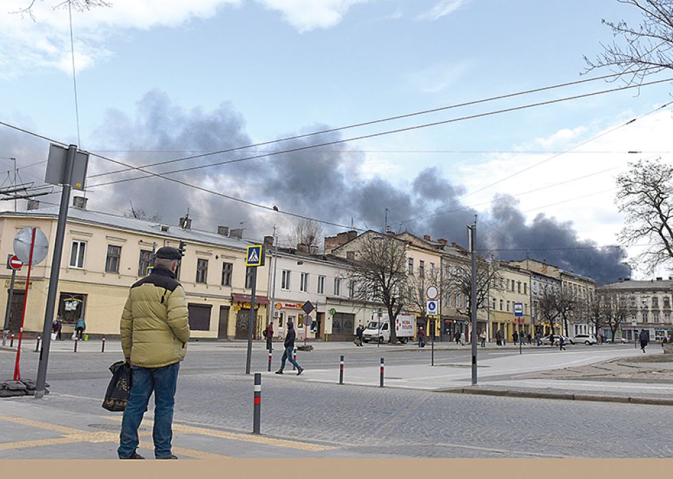 CLAVE. Una serie de ataques rusos contra la infraestructura militar en Lviv ayer precedió la ofensiva .
