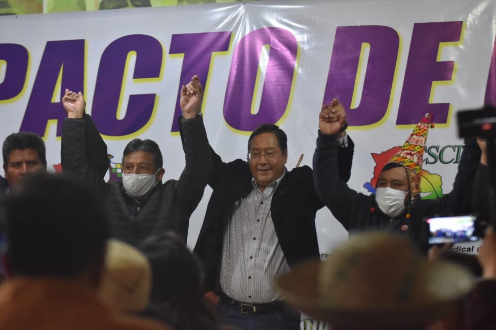 Los mandatarios Luis Arce (cd) y David Choquehuanca (ci) en la reunión del Pacto de Unidad ayer, lunes.