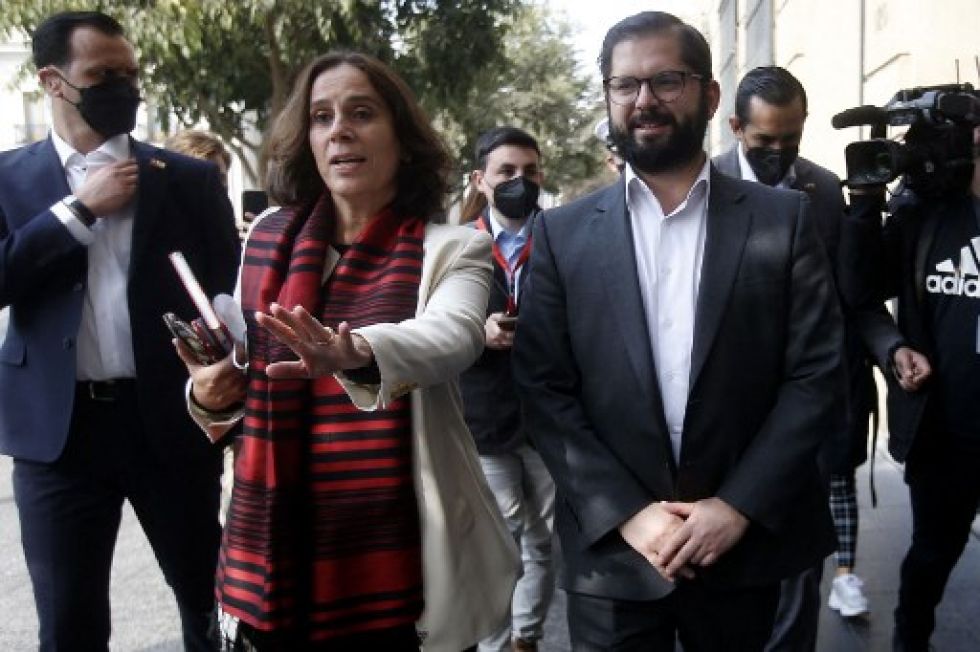 El presidente de Chile, Gabriel Boric (d), y su ministra de Relaciones Exteriores, Antonia Urrejola, en La Haya.