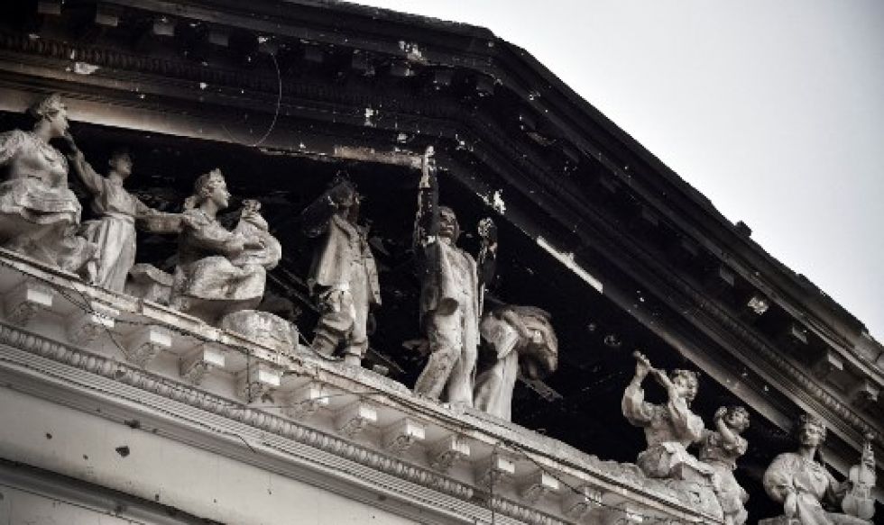 Fachada del teatro dramático Mariupol parcialmente destruido, bombardeado el 16 de marzo pasado.