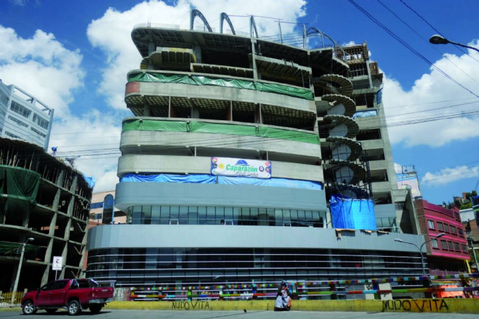 El edificio comercial localizado en una céntrica zona de La Paz que fue tema de un reportaje.
