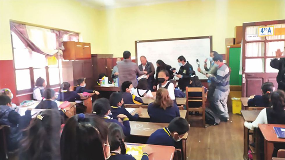 CONTROL. La Alcaldía realizó ayer una inspección a los productos en la escuela Daniel Calvo.