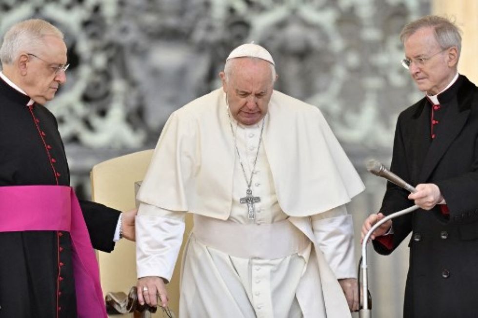El Papa hace una mueca al levantarse durante la audiencia general semanal en la plaza de San Pedro en el Vaticano, el 20 de abril de 2022.