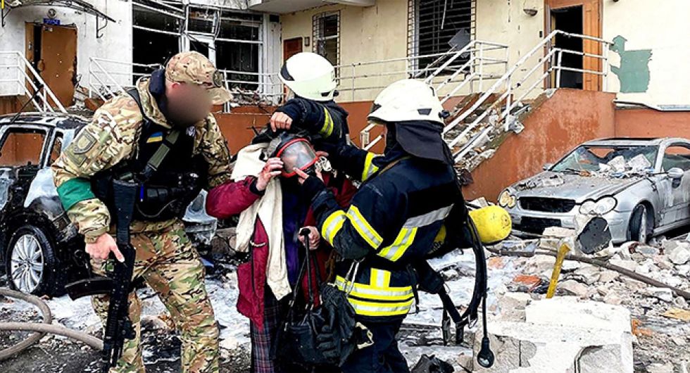 ODESA. Rescatistas sacando a una mujer de un edificio dañado después de un ataque con misiles.