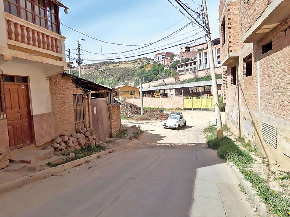 SITUACIÓN. Vistas del camino de tierra que conecta a las calles Julio Pinkas y Rafael Gómez Reyes. Este lugar, que fue proyectado como una avenida, no tiene aceras ni división de v