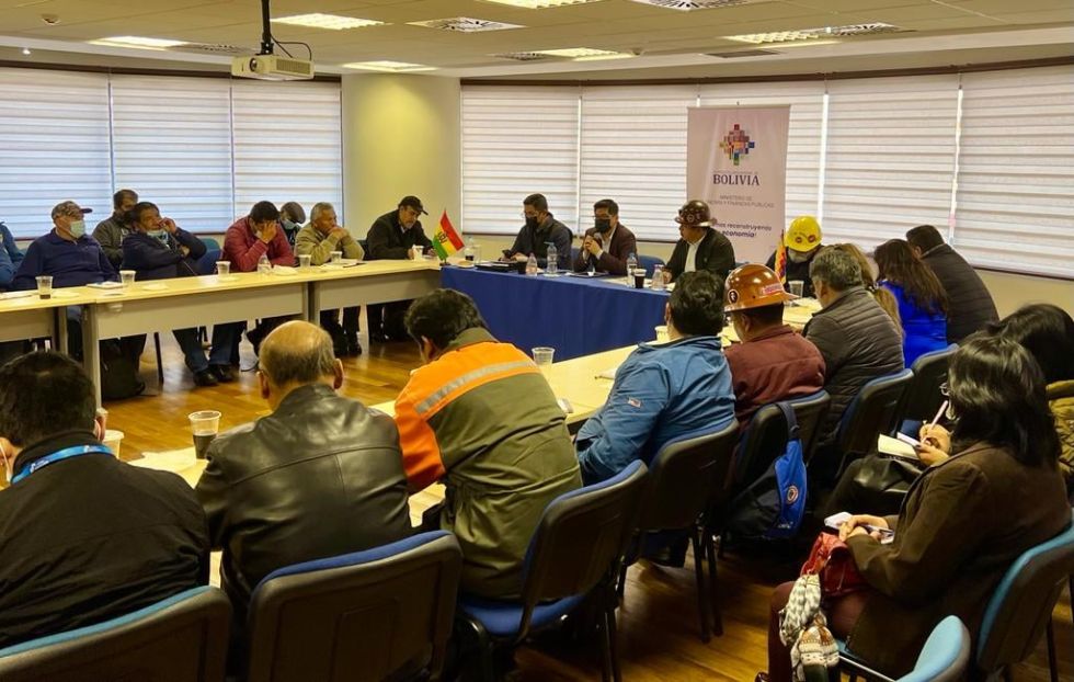 La reunión de este martes entre el Gobierno y la COB ingresó a un cuarto intermedio.