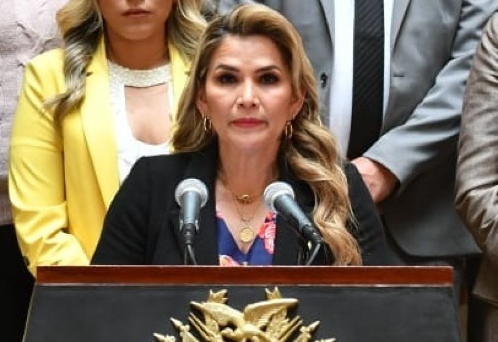 Jeanine Áñez en una conferencia de prensa durante su mandato como presidenta de Bolivia.