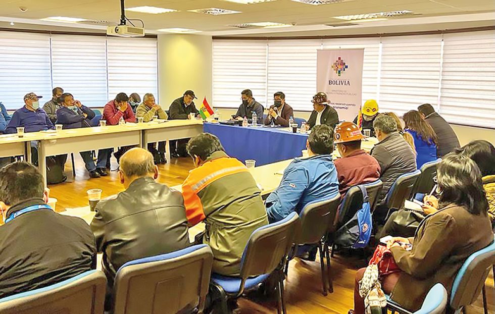 NEGOCIACIÓN. El Gobierno y los dirigentes de la COB se reunieron ayer en la ciudad de La Paz.