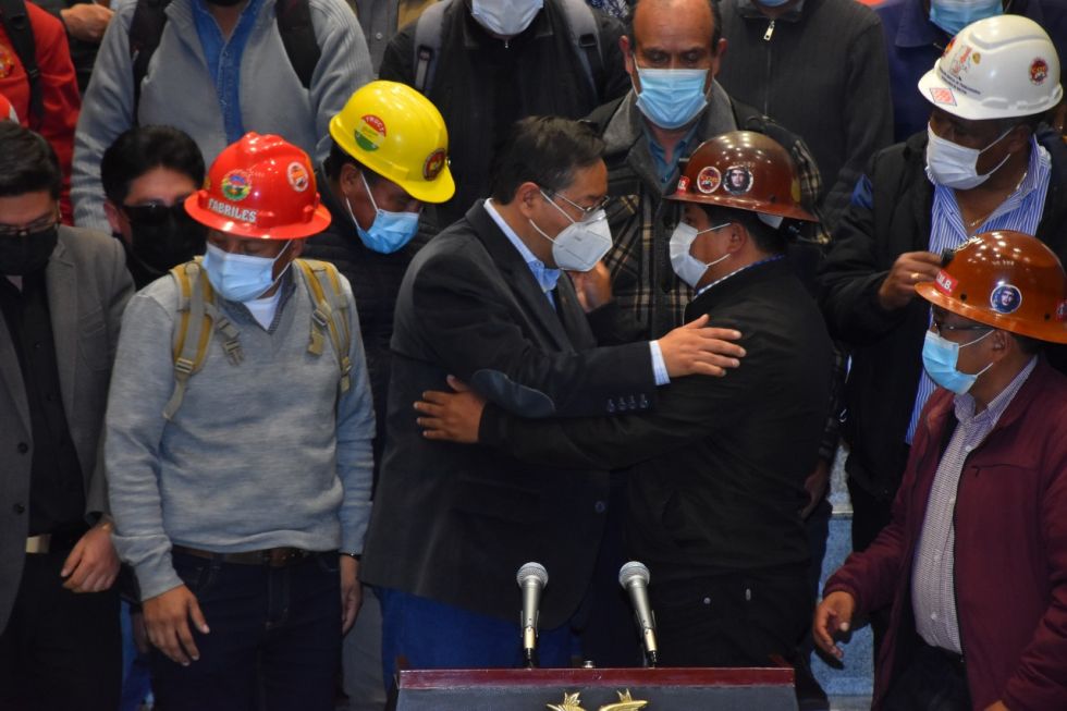 El presidente Luis Arce (i) y el secretario ejecutivo de la COB, Juan Carlos Huarachi, la noche de este miércoles.