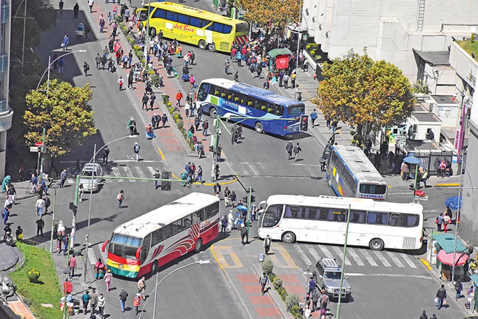 PROTESTA. El transporte internacional bloqueó el centro de la ciudad de La Paz.