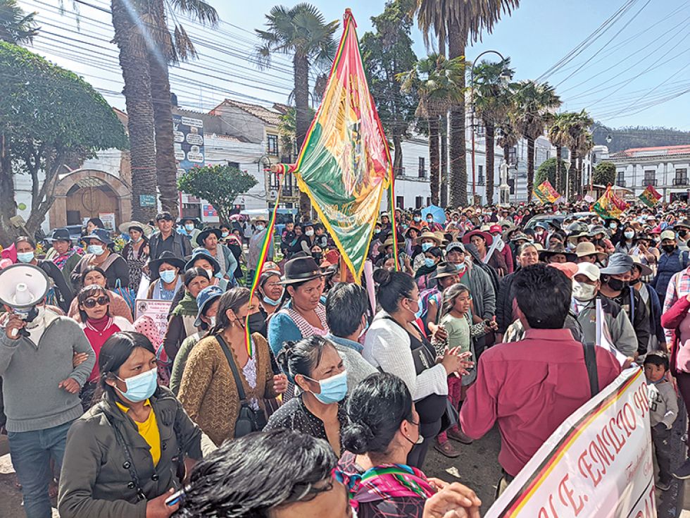 PROTESTA. Los padres de familia protagonizaron una marcha para exigir seguridad en las escuelas.