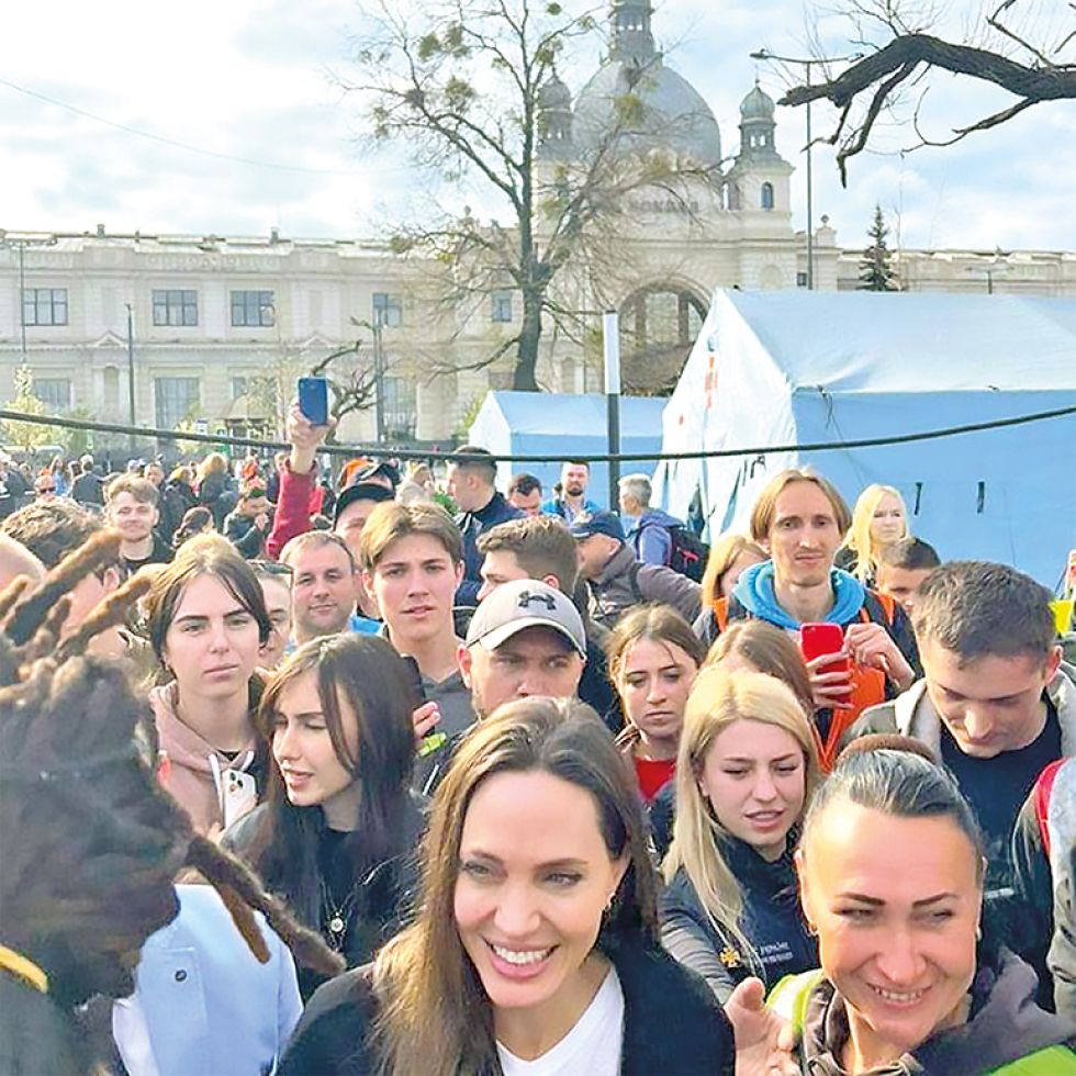 LEÓPOLIS. Una imagen de la visita sorpresa que hizo ayer la actriz Angelina Jolie, enviada del Alto Comisionado de la ONU para los refugiados.