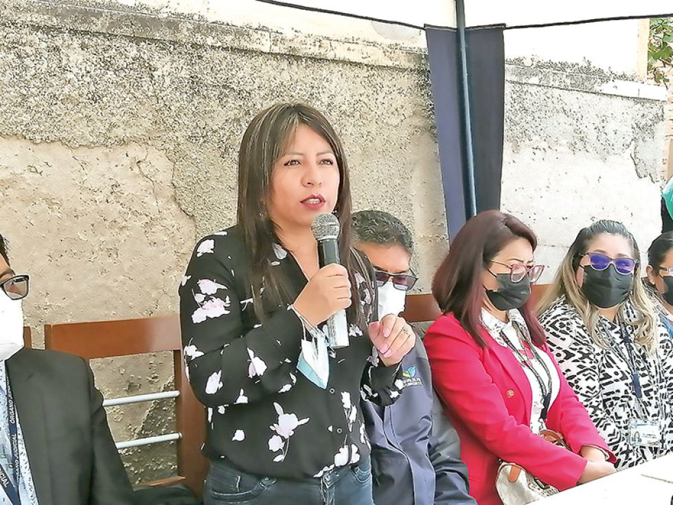 PARTICIPACIÓN. La defensora del Pueblo Nadia Cruz estuvo en Sucre el viernes para la presentación de un libro de adolescentes infractores de la ley.