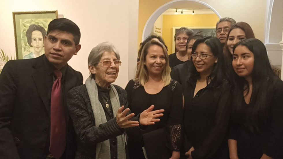 ARTE. La poeta chuquisaqueña Matilde Casazola acompañada de integrantes del Coro Polifónico "San Francisco Xavier".