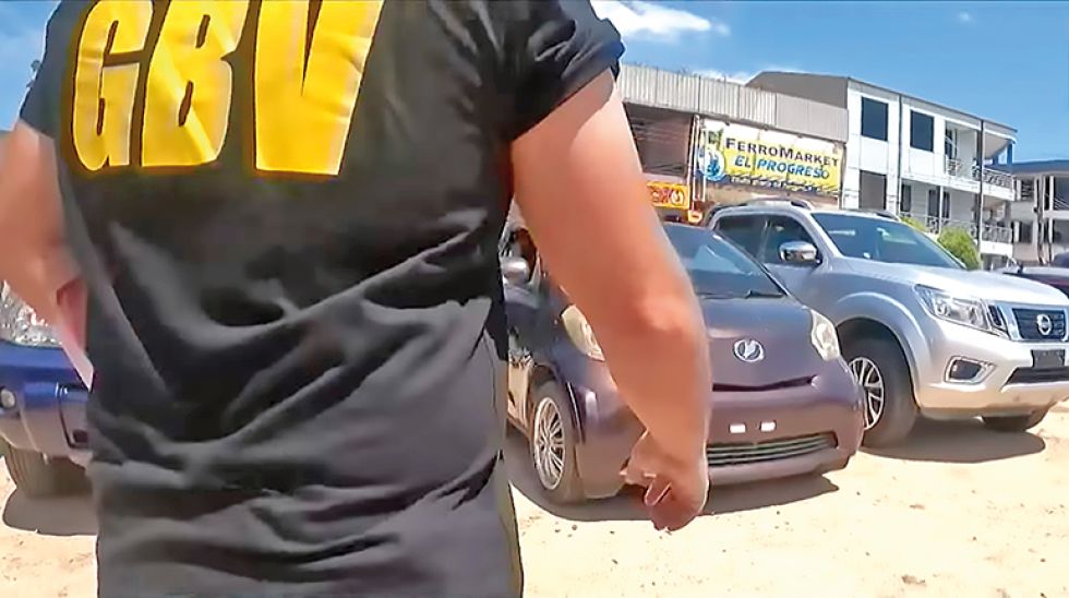 ALARMA. Un reportaje de un medio chileno mostró la exposición de autos robados en Yapacani.