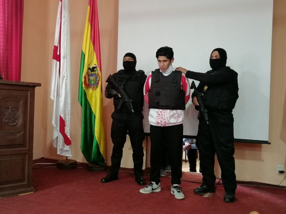 La presentación del responsable del violento atraco a un policía que falleció en marzo, en Sucre.