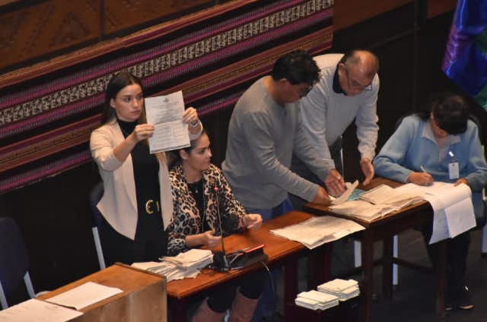 Parlamentarios durante la votación para el Defensor del Pueblo.