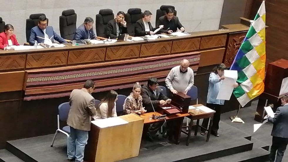 La testera del hemiciclo parlamentario la noche de este jueves.