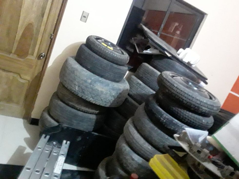 Llantas encontradas, que pertenecerían a autos desmantelados.