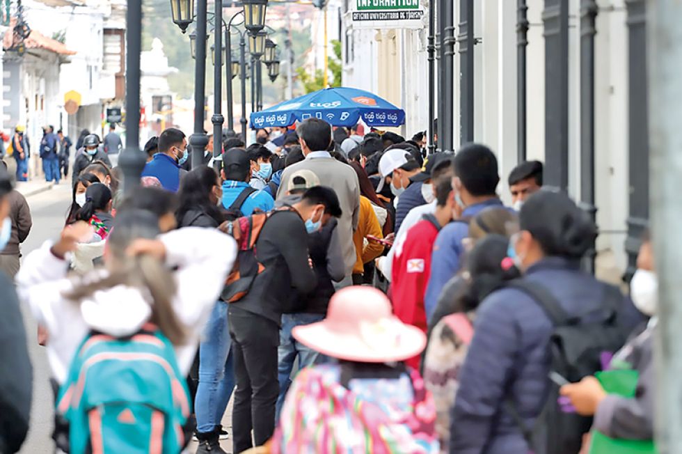 MEDIDAS. En las calles de Sucre en los últimos dos años la mayoría de los ciudadanos portó el barbijo.