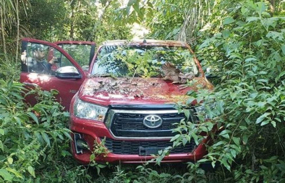 OPERATIVO. La camioneta robada se encontraba camuflada en medio de la vegetación en Santa Cruz.